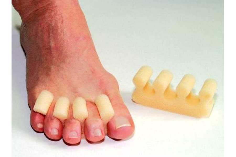 The polyfoam toe comb can be worn on top or underneath toes and relieve pressure and friction.The co..